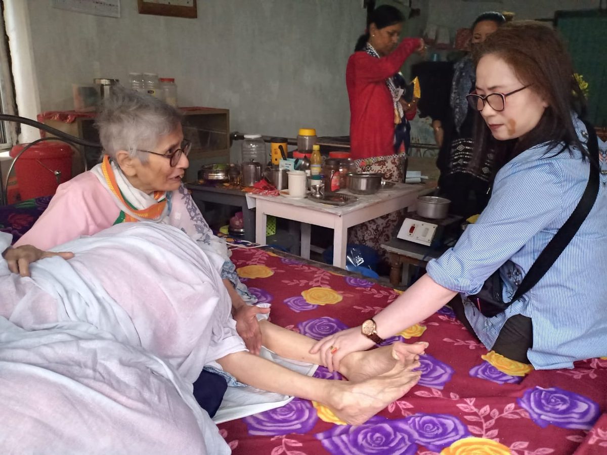 GWWF volunteer visiting an elderly woman at home